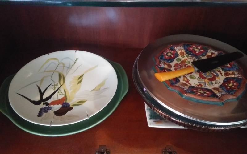 lot 25 image: Red Wing Plate, Other Hand Painted Plates (Italy), Blue Glass Egg Plate