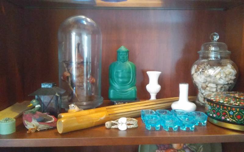 lot 27 image: Contents On Shelf - Lot Of Asian Deocr