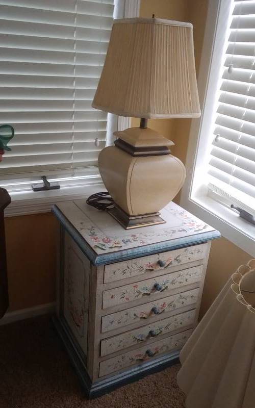 lot 35 image: Painted Cabinet 20x17x24, Heavy Pottery Lamp With Shade