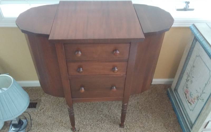 lot 37 image: Vintage KnittingSewing Cabinet 28x14x29