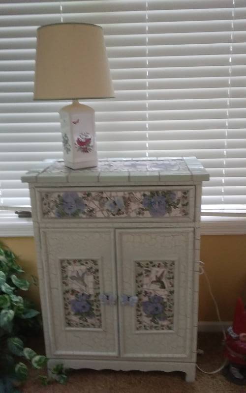 lot 38 image: Mosaic Tile Cabinet 26x14x36, 1-Lamp