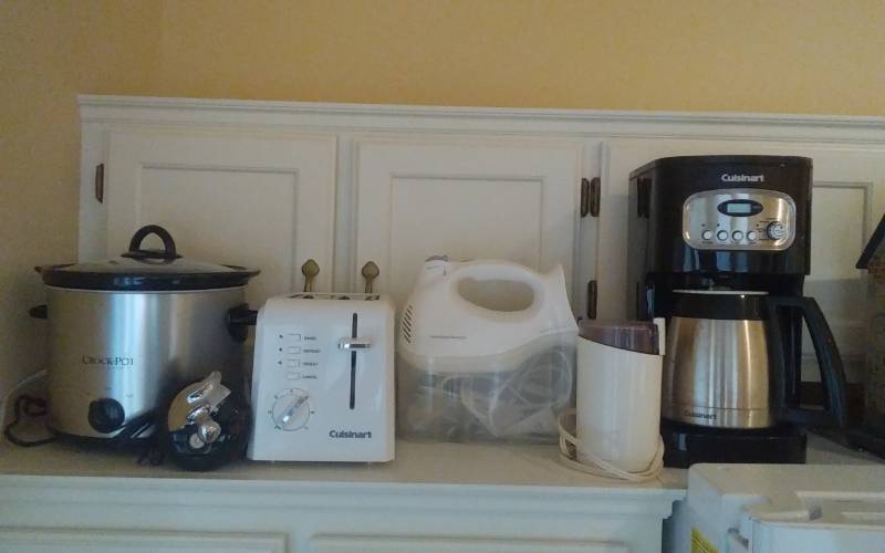 lot 48 image: Lot Of Kitchen Appliances