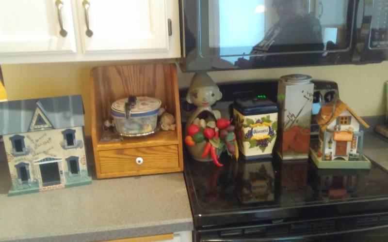 lot 49 image: Biscotti Jar, Canister, Wood Shelf, Pottery, Bird Houses