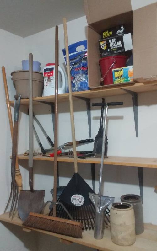 lot 60 image: Lawn & Garden Related Items