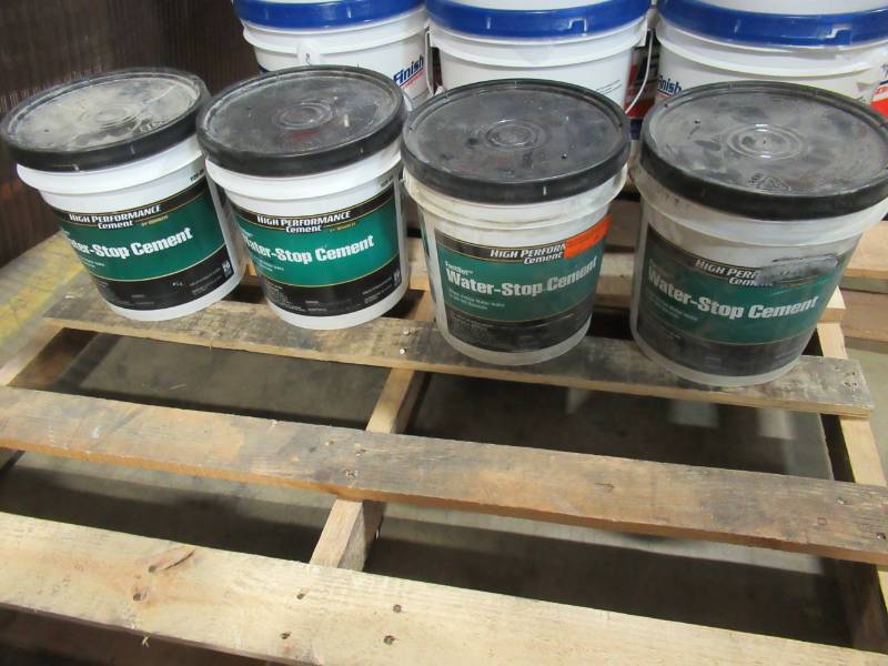 lot 214 image: 4 Containers of High Performance Cement by Quikrete FastSet Waterstop 20-lb Gray Cement Mix 112628