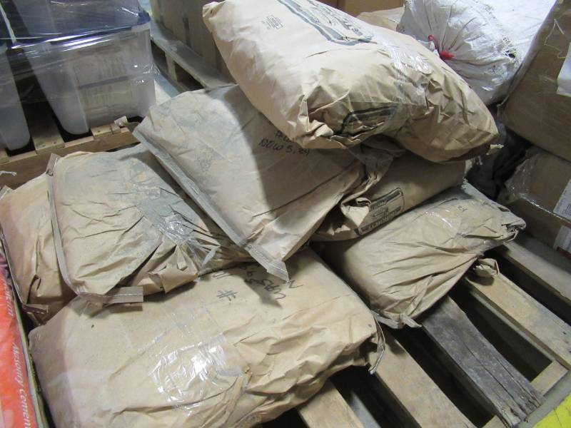 lot 218 image: 8 Bags of QUIKRETE 70-lb Masonry Cement. 112570.