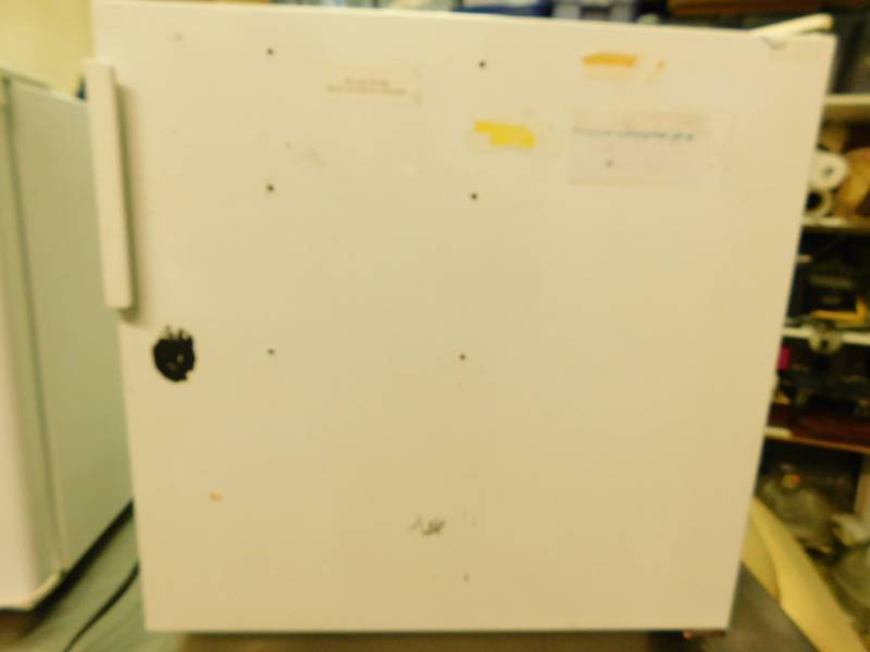 lot 3 image: Avanti Mini Free Standing Refrigerator---18-3RWRC