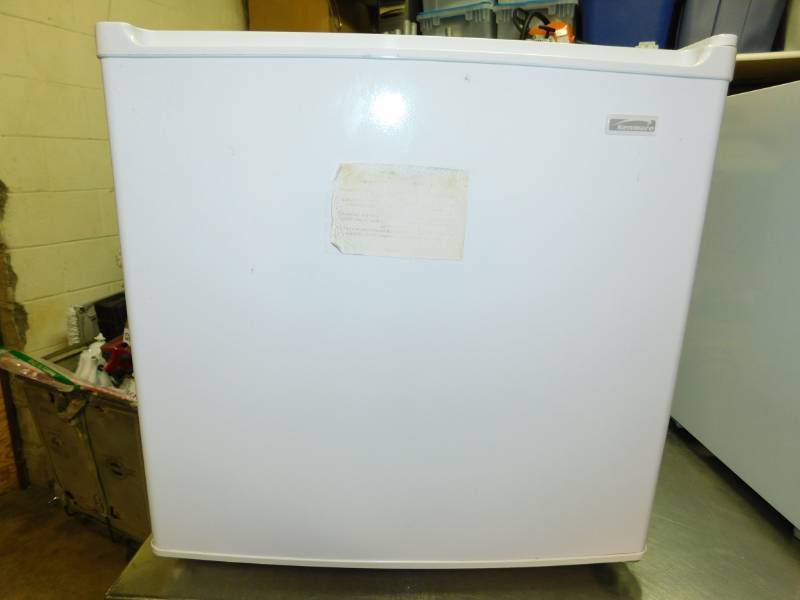 lot 4 image: Kenmore Mini  Free Standing Refrigerator---564.91171100