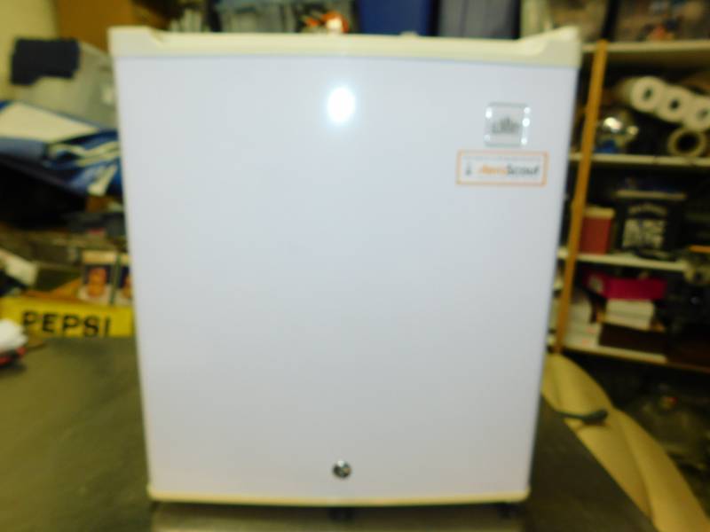 lot 6 image: Summit Mini Free Standing Refrigerator---S19L