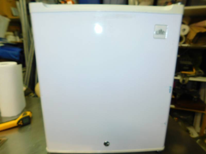 lot 7 image: Summit Mini Free Standing Refrigerator---S19L