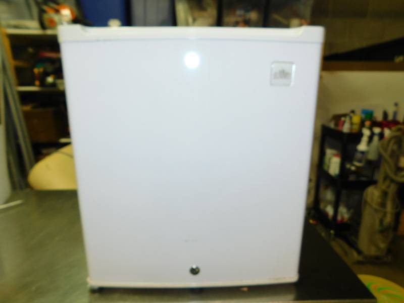 lot 8 image: Summit Mini Free Standing Refrigerator---S19L