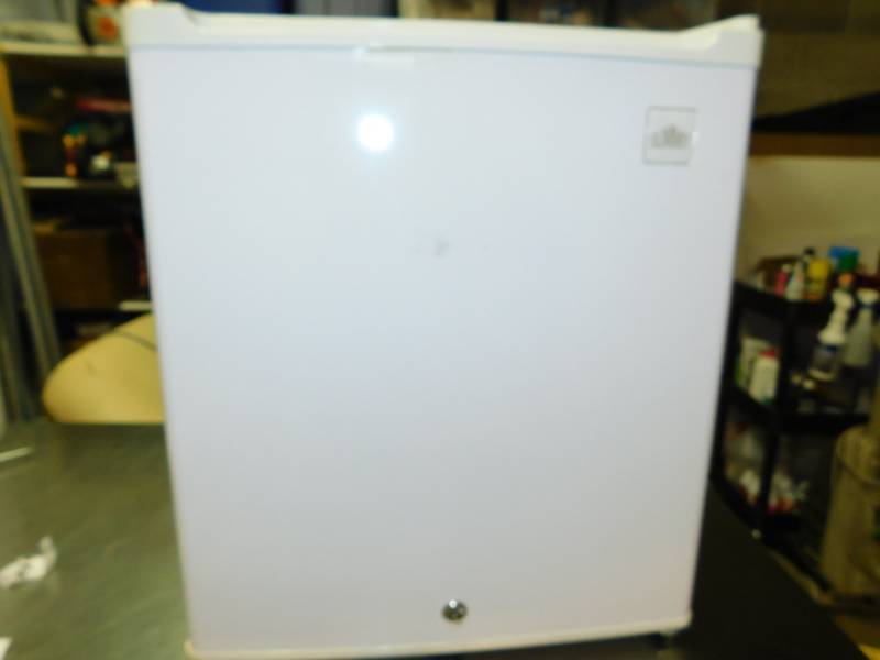 lot 9 image: Summit Mini Free Standing Refrigerator---S19L