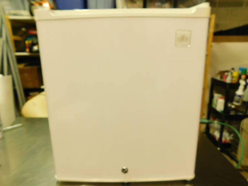 lot 10 image: Summit Mini Free Standing Refrigerator---S19L