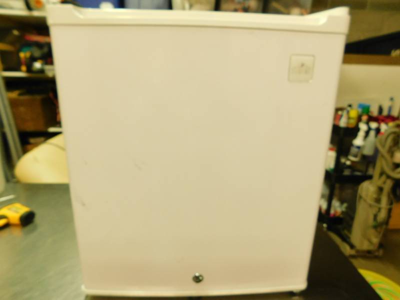 lot 11 image: Summit Mini Free Standing Refrigerator---S19L