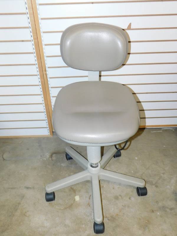 lot 15 image: Mid-Mark Office Chair