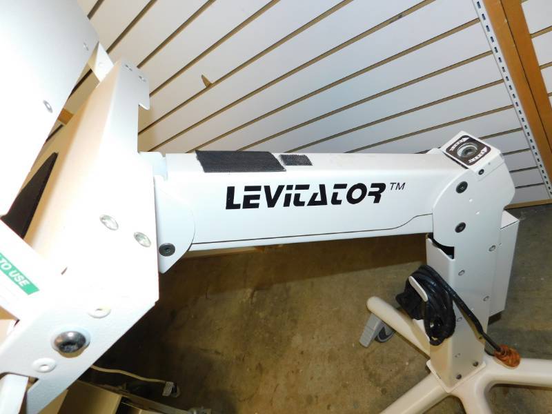 lot 22 image: Feather By Stinger Computer Cart----Model #5825