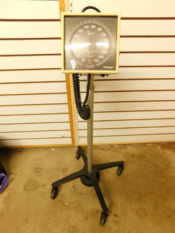 lot 27 image: Welch-Allyn Mobile Sphygmomanometer With One Piece Welch-Allyn Adult Blood Pressure Cuff