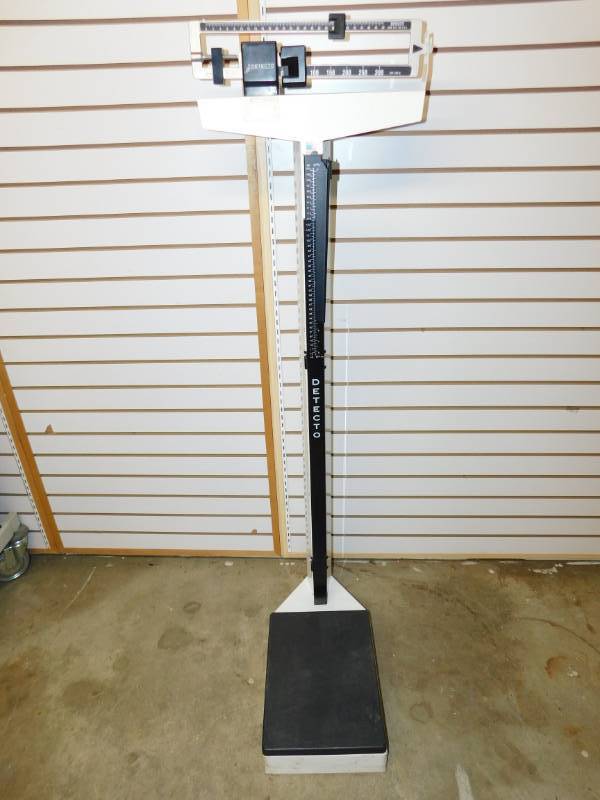 lot 28 image: Detecto Eye Level Physicians Scale With Height Rod