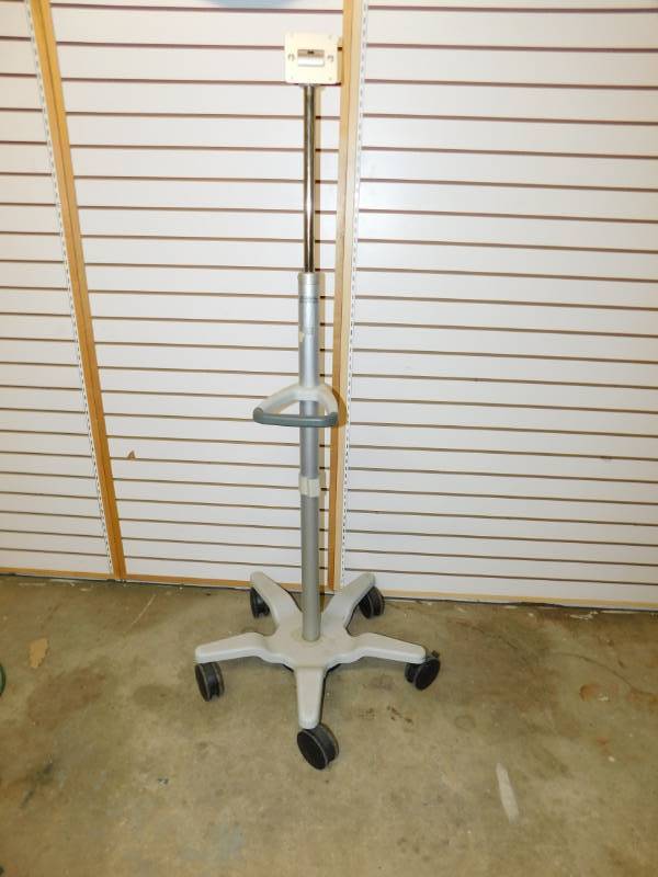 lot 31 image: Variable Height Adjustable Chart Stand On Five Wheels