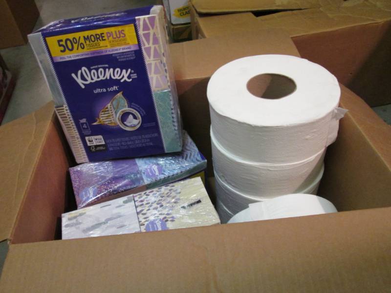 Mix Lot of 12 Boxes of Kleenex Faci...