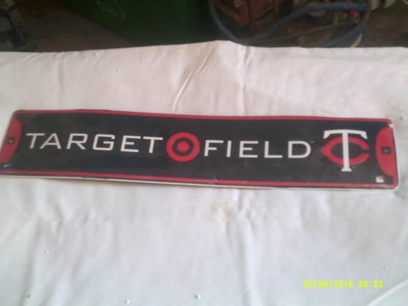 COLLECTIBLE TARGET FIELD SIGN
