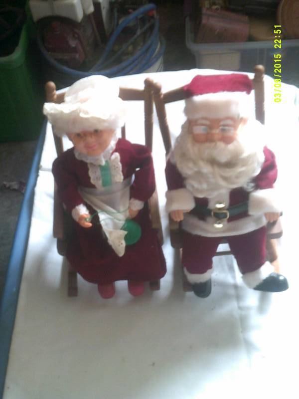 BATTERY OPERATED MR AND MRS CLAUSE