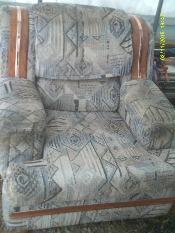 LG APOLSTERED ARM CHAIR
