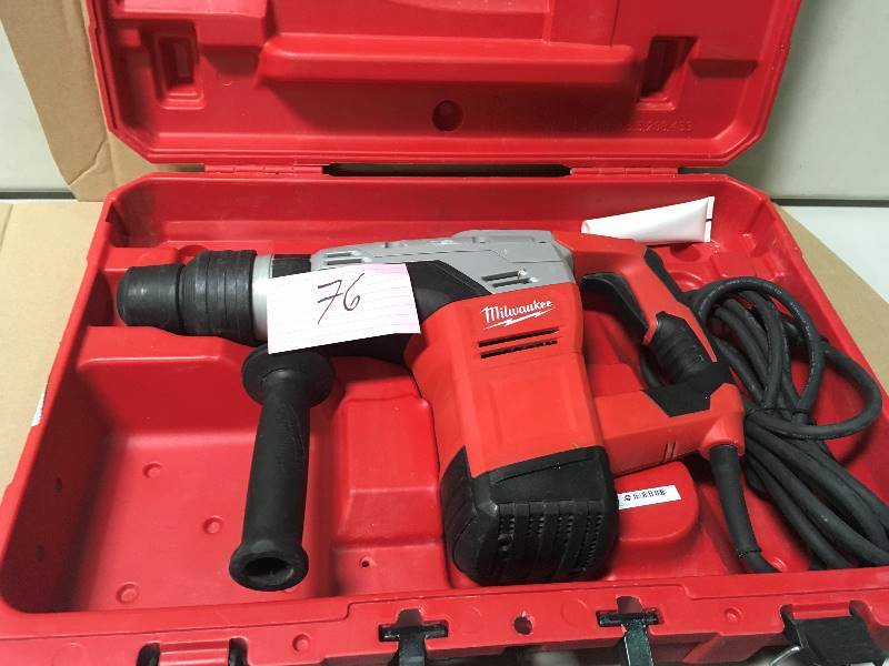 lot 76 image: Milwaukee 5317-21 Rotary Hmr 1-916 SDS Kit in like new condition