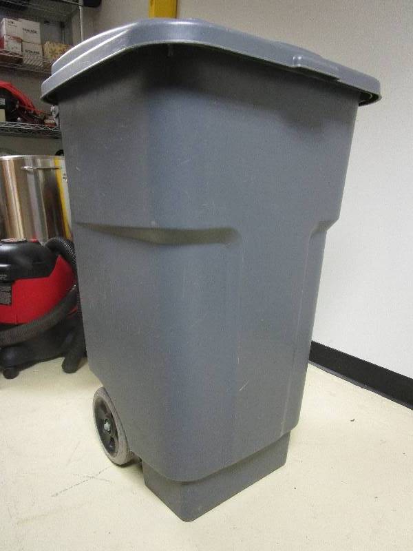 ROLLING GARBAGE CAN  SS JANITOR RACK