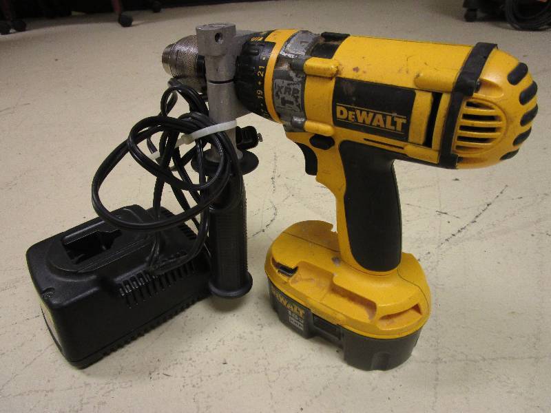 DEWALT CORDLESS DRILL W BATTERY & CHARGER