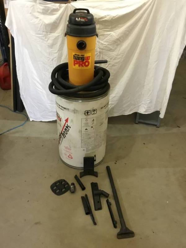 lot 17 image: Shop Vac, Wall mount  4.5 horse with long hose and 4 accessories