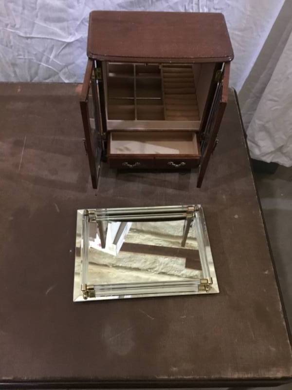 lot 46 image: Commodore by Rosalco, Jewelry Case with Glass Tray