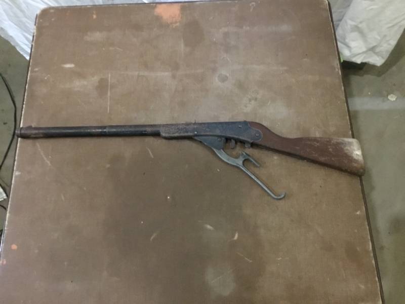 lot 48 image: Antique Daisy  BB Gun  Still pumps