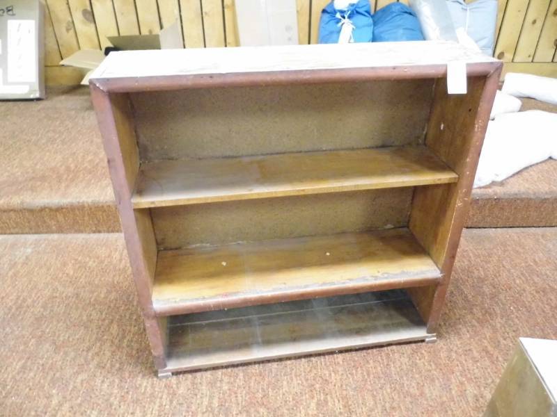 lot 9 image: Bookcase