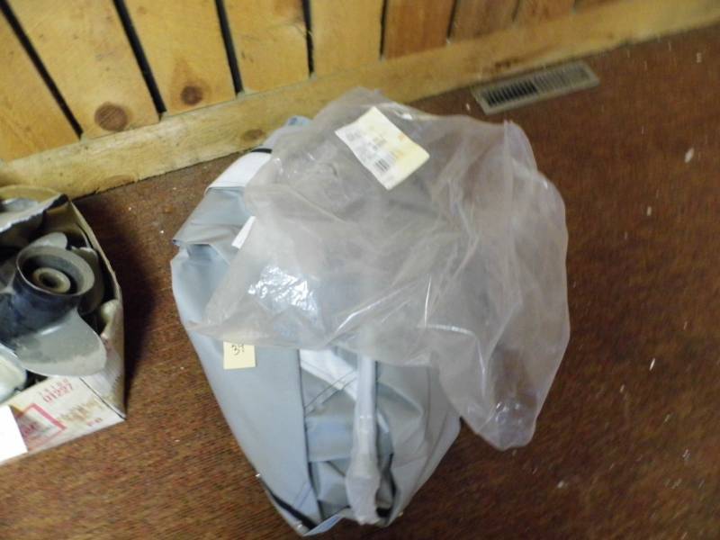 lot 34 image: Crestliner Boat Cover