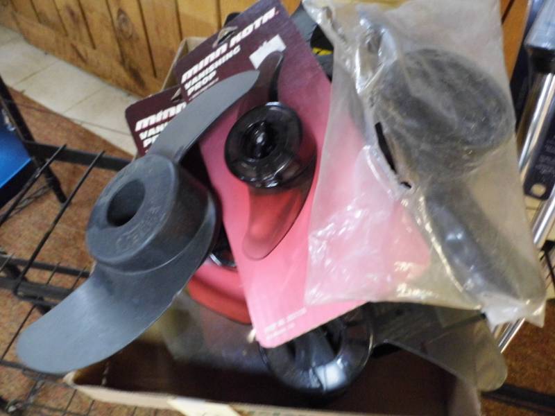 lot 121 image: Assorted MinnKota Propellors