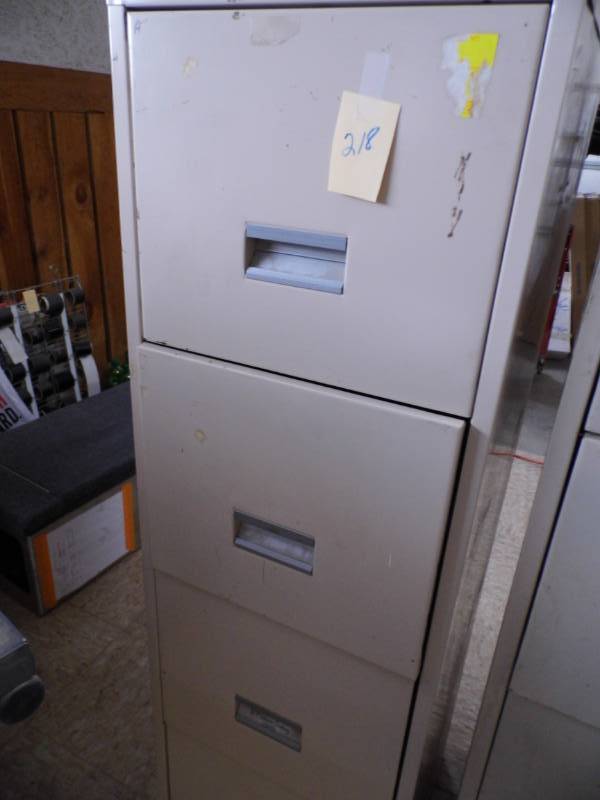 lot 218 image: 4 Drawer File Cabinet