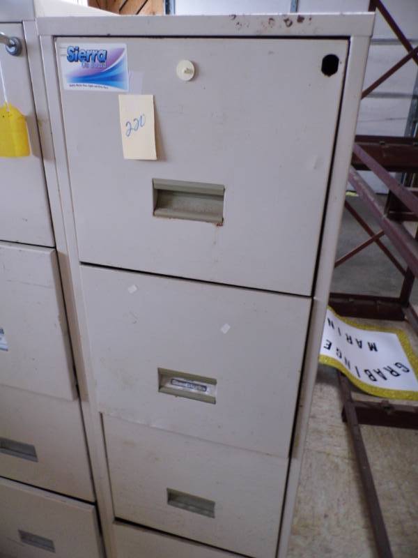 lot 220 image: 4 Drawer File Cabinet