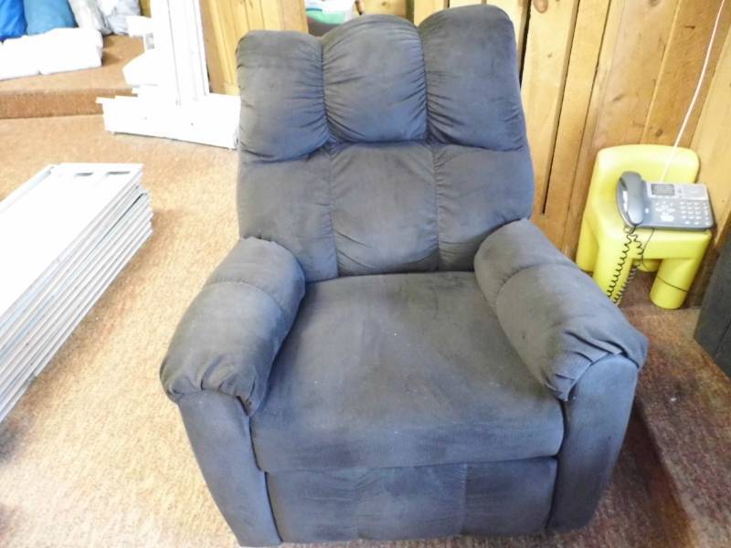 lot 3 image: Ashley Furniture RockerRecliner