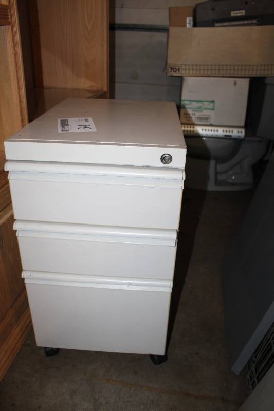 lot 34 image: 3-Drawer Rolling Personal Locking File Cabinet