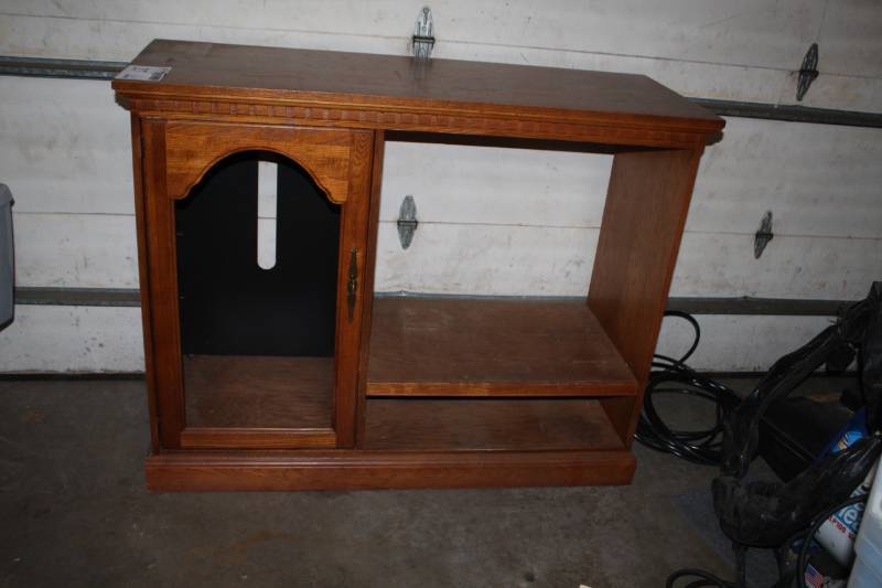 lot 27 image: Entertainment Center