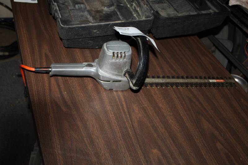 lot 67 image: Black & Decker 16-inch Deluxe Double Edge Shrub & Hedge Trimmer