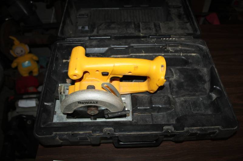 lot 64 image: DeWalt 5-38in. 14.4VDC Cordless Trim Saw