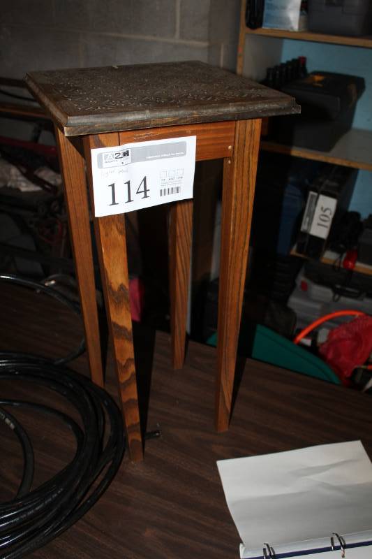 lot 114 image: End Table or Plant Stand