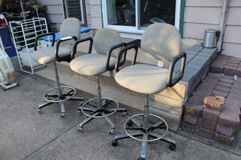 lot 22 image: Rolling Bar Chairs