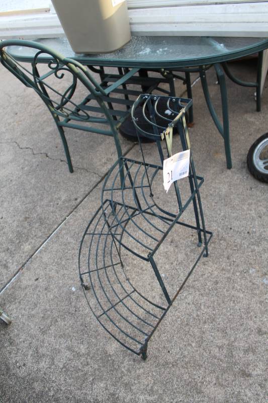 lot 21 image: Wire Plant Stand