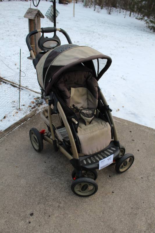 lot 16 image: Graco Collapsible Stroller w Canopy
