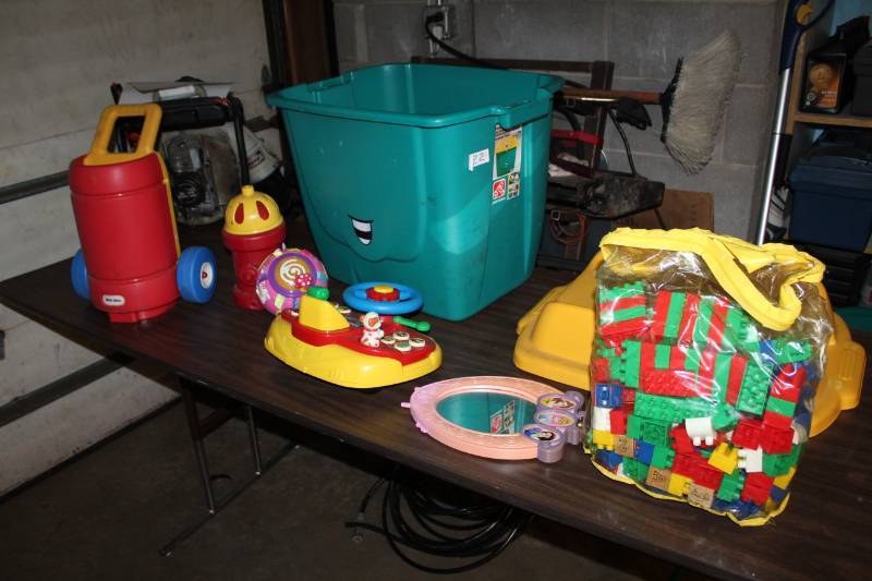lot 122 image: Toy Bin