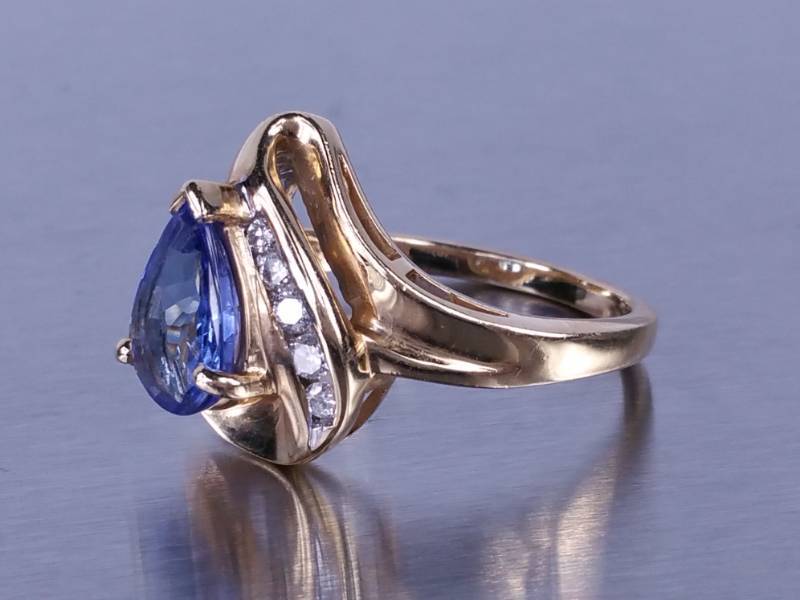 Tanzanite and Diamond Ring in 14k Gold