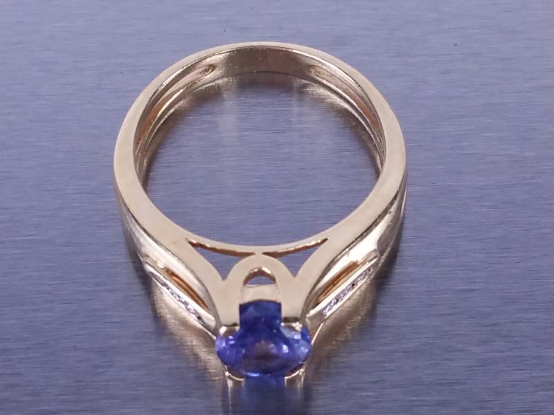 Tanzanite and Diamond Ring in 14k Yellow Gold